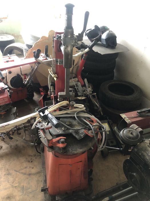 Машина за монтаж и демонтаж на гуми