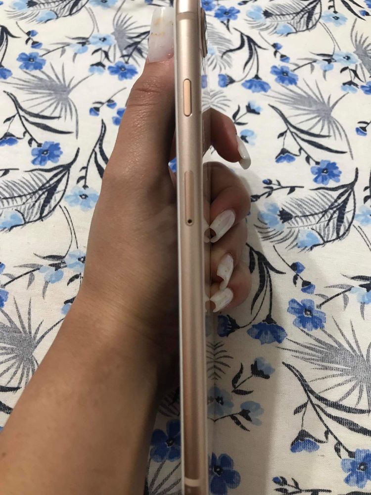 Vând IPhone 8+, viața baterie 100% Preț:1000 lei