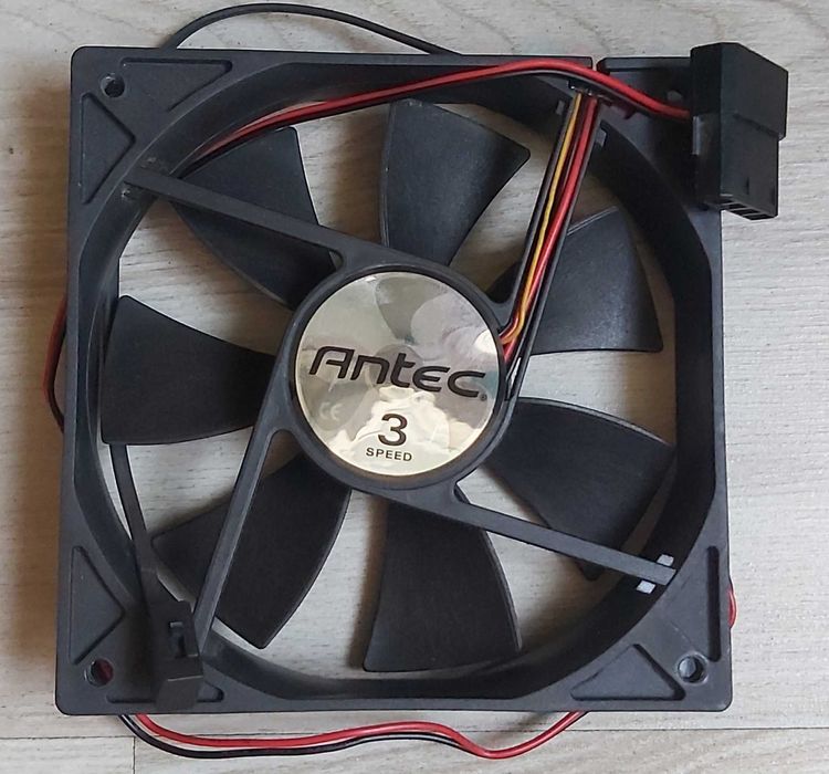 Vand ventilatoare 140mm , 120mm DeepCool si Antec
