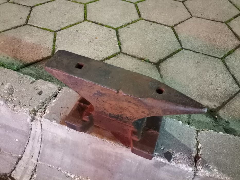 Средна наковалня 35кг.