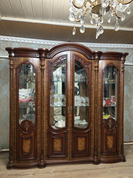 Сервант / Шкаф-витрина в отличном состоянии