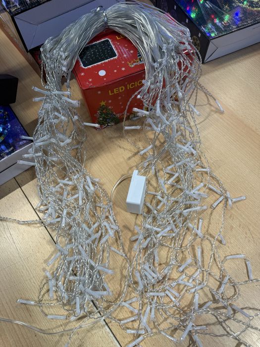 Instalatie brad diferite culori si jocuri de lumini