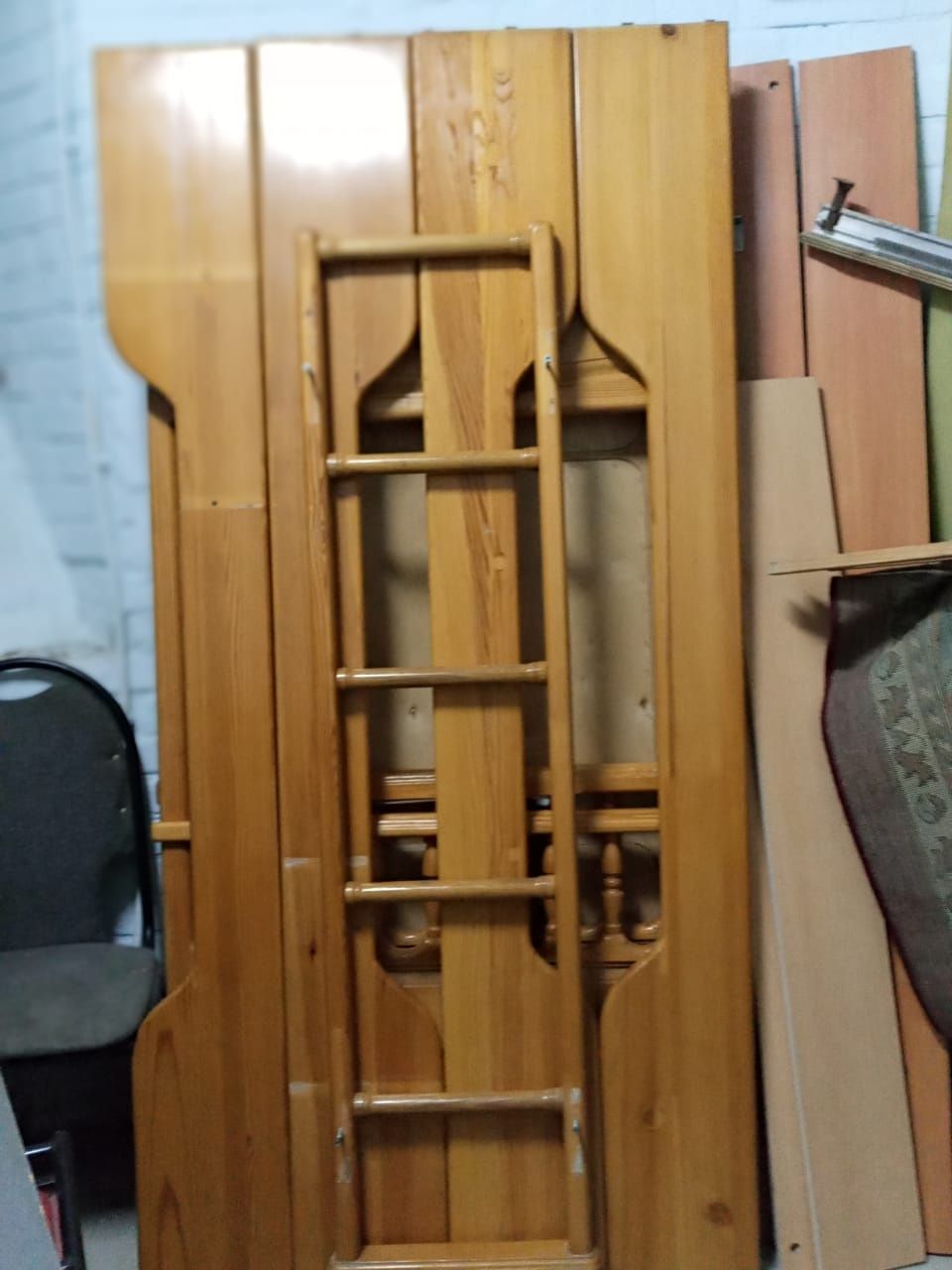 Продам двухярусную кровать из массива дерева