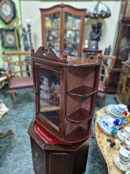 Прекрасна антикварна английска дървена витринка