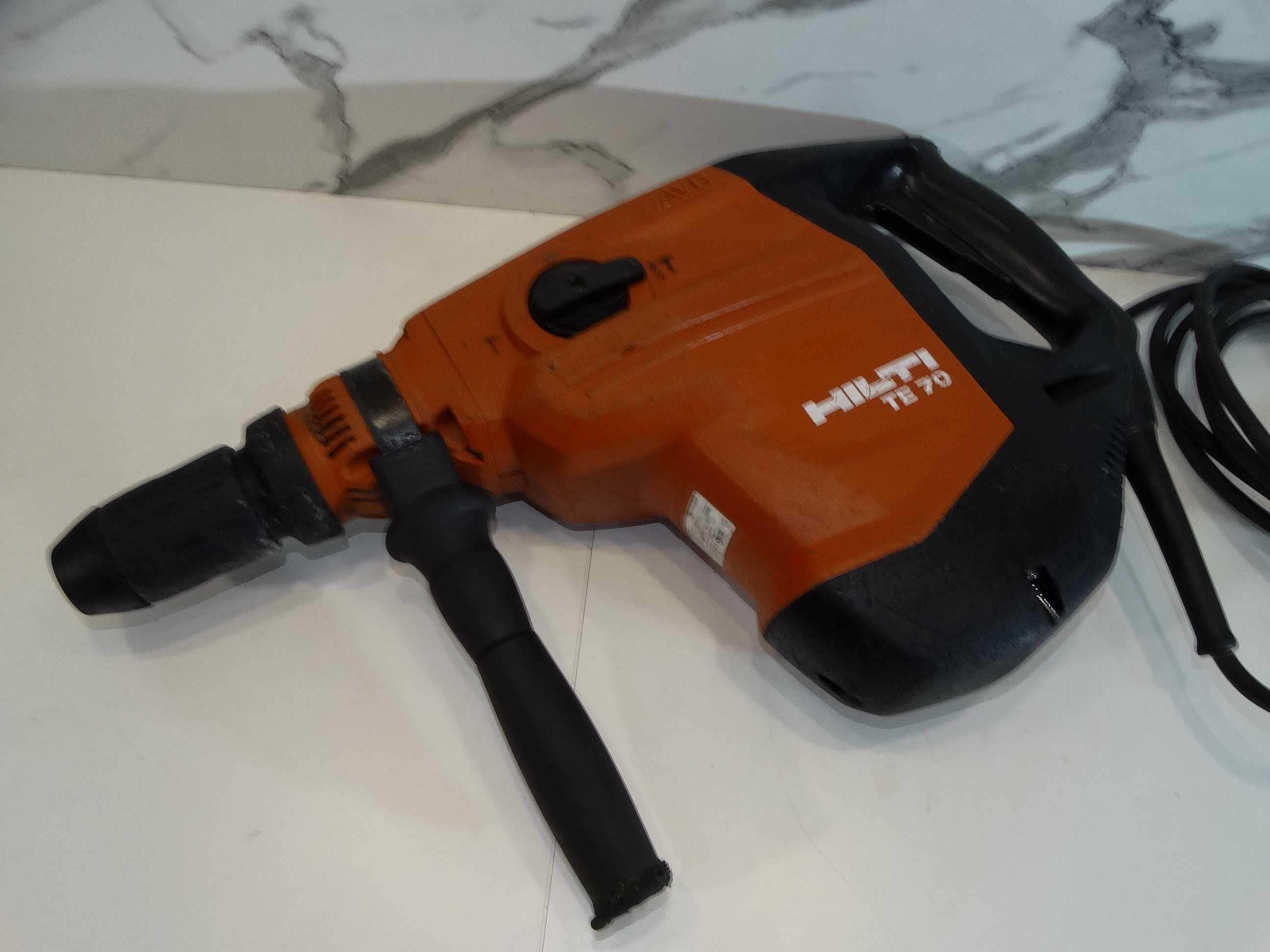 Hilti TE 70 AVR - Ударо пробивна машина 11.5 J