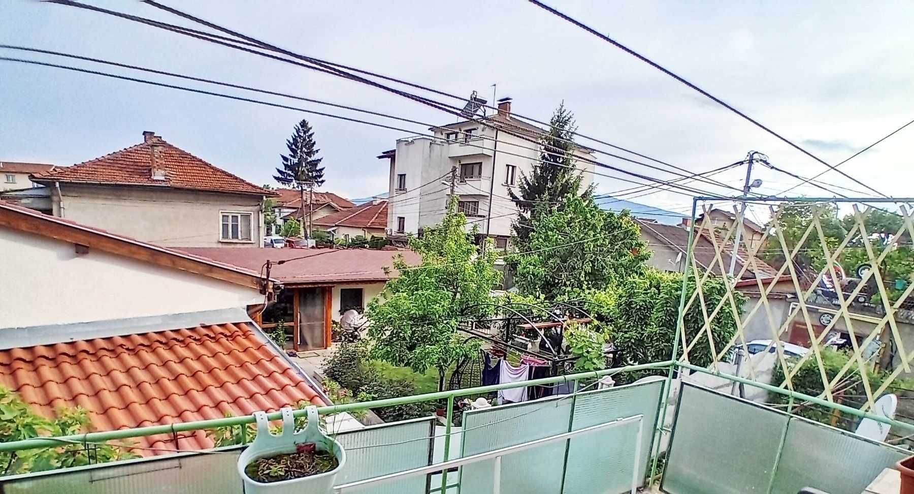 Етаж от къща с тераса и двор в кв. Левски