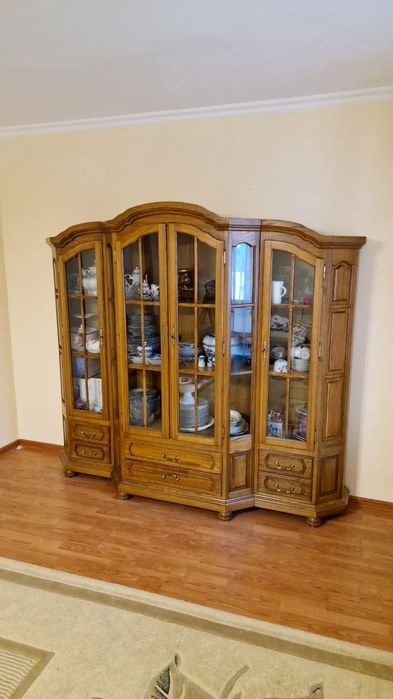 Продам сервант для посуды