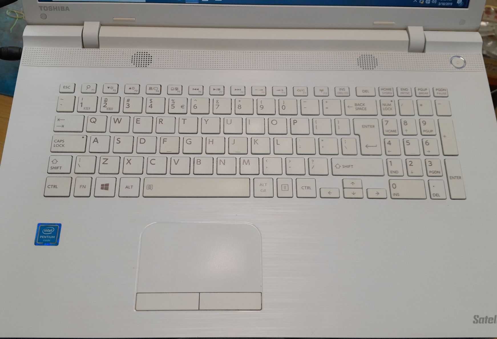 Laptop i3 Toshiba impecabil display de 17,3 "
