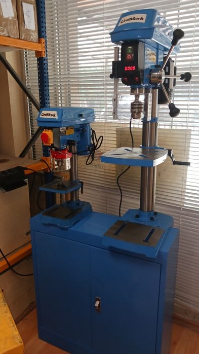Настолна бормашина UNIMARK. С вариатор за  оборотите. Здрава,Нова