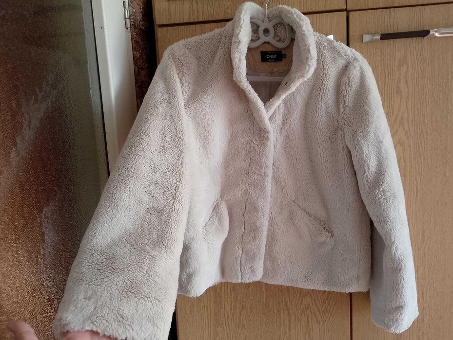 Пухкаво палтенце only, с лека забележка - 20 лв., М