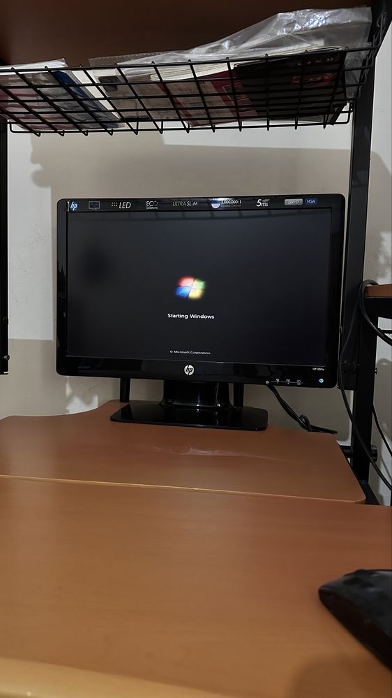 Продам hp 2011 вместе со столом