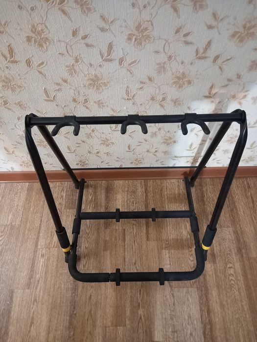 Стенд - стойка для трёх гитар.