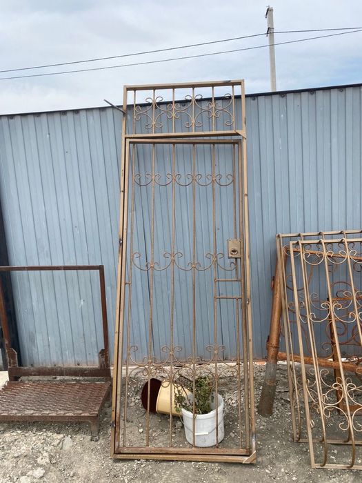 Продается готовый топчан, решетки железные на окна, дверь пластиковый