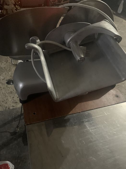 Vand feliator profesional pentru carne