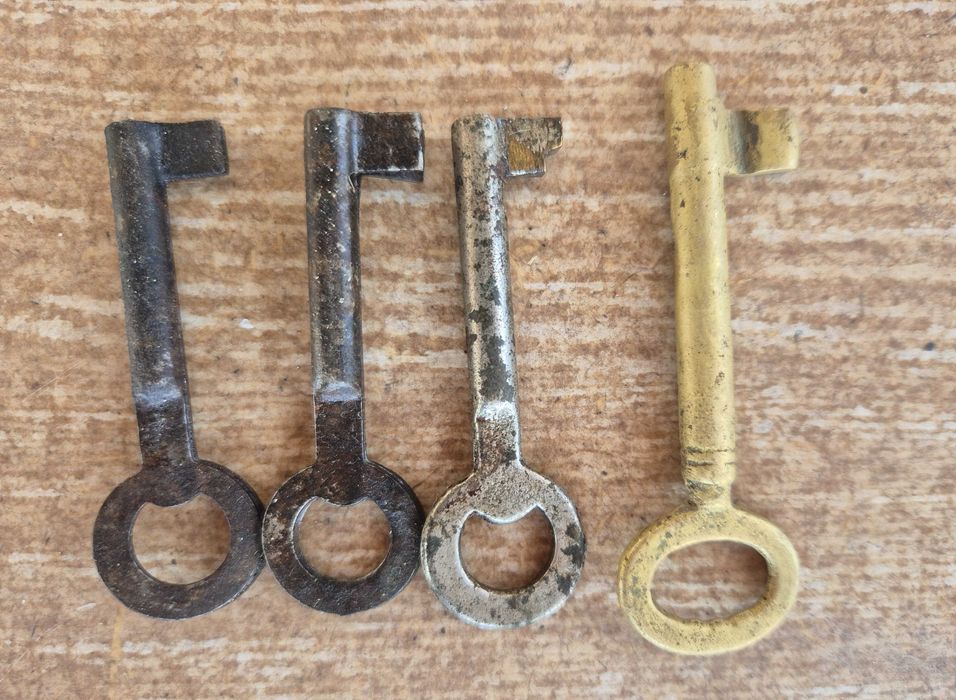 Мебелни ключове за скринове и шкафове