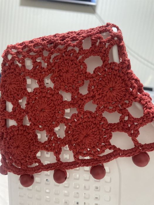 Вязанная шапка с бусинами