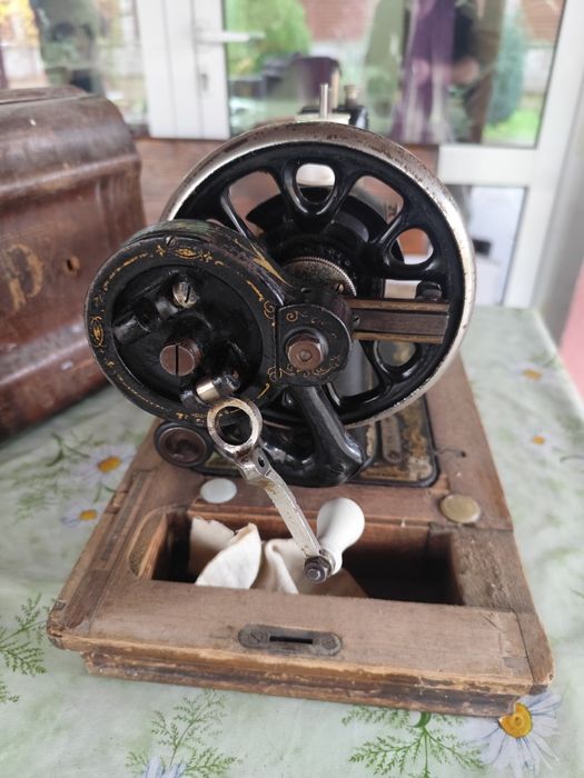 Шевна машина кохлер в работещо състояние здрав сандък с работещ ключ