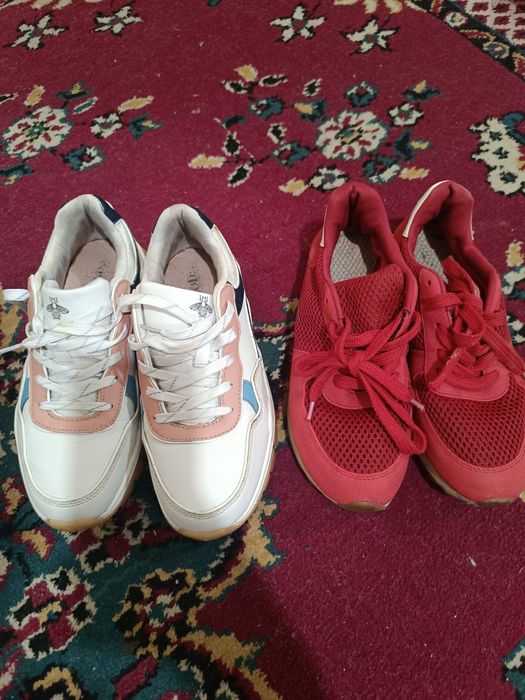 Кроссовки хорошего качества. Одна цена за две пары