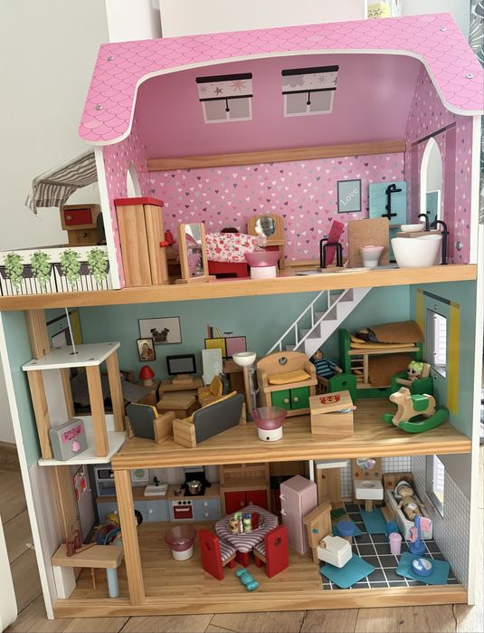 Дървена къща за кукли с много мебели и семейство