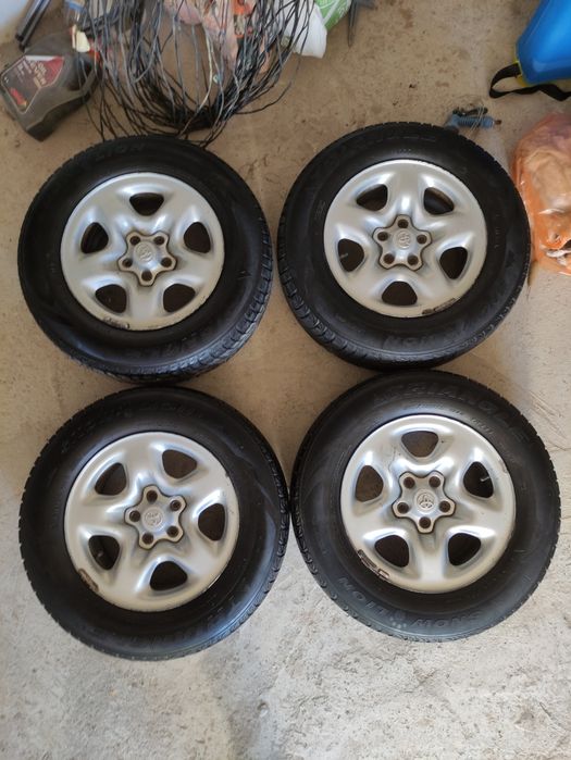 Продам зимние шины с дисками 215/70R16