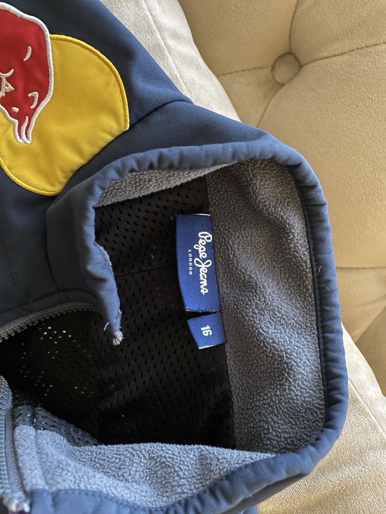 Geaca Red bull marimea s ( adulti ) sau 16 pentru copil