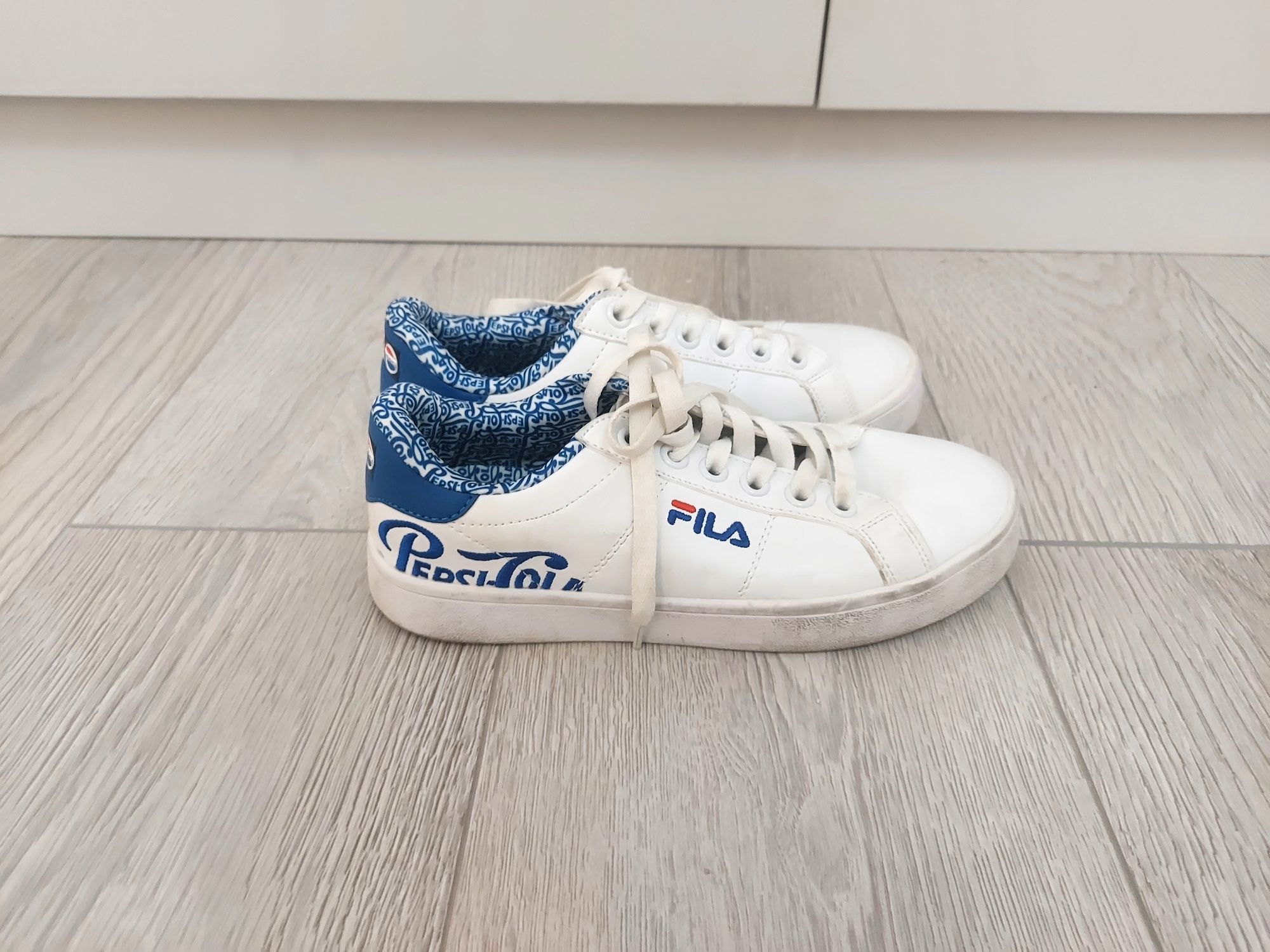 Белые спортивные кроссовки с синими элементами