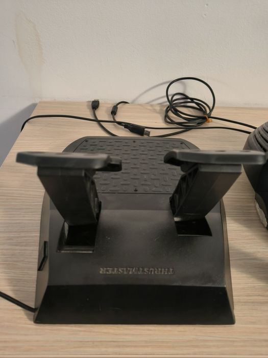 Volan Thrustmaster T150 în stare excelentă compatibil cu PC/PS4/PS3