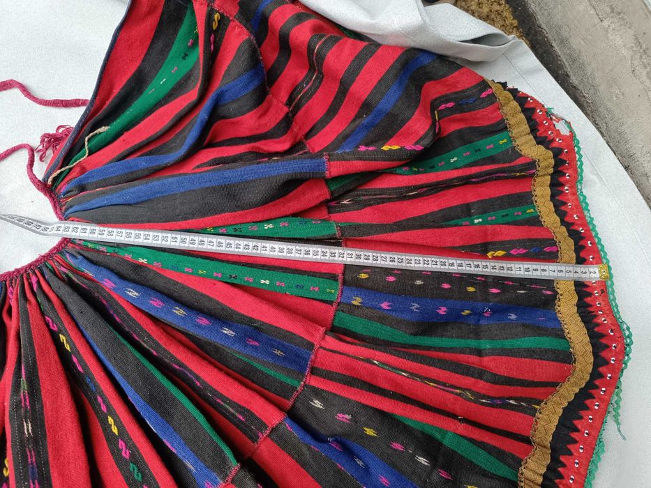 Продавам автентичен женски бръчник с украса от сърма и мъниста