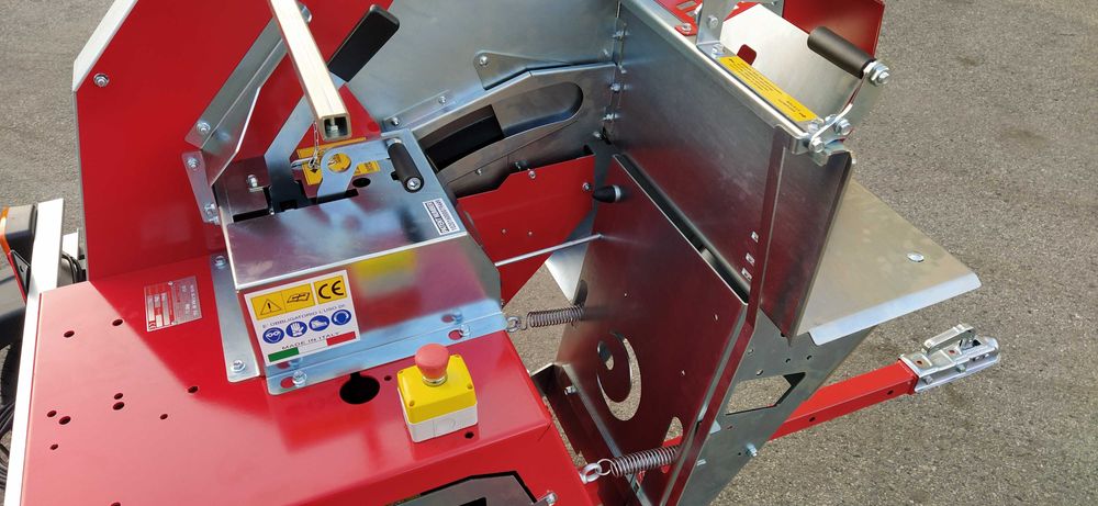 Fierăstrău circular cu motor benzină si sasiu