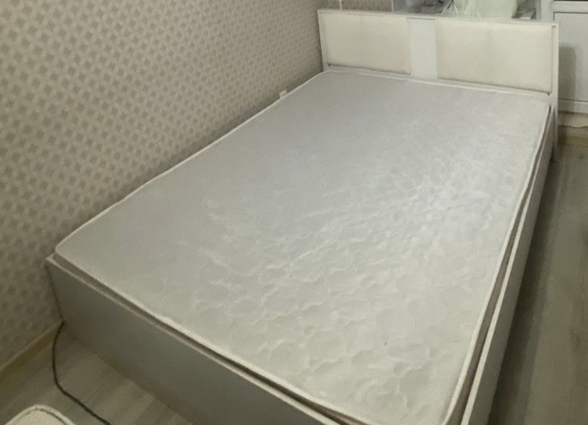 Продается кровать с матрасом.
