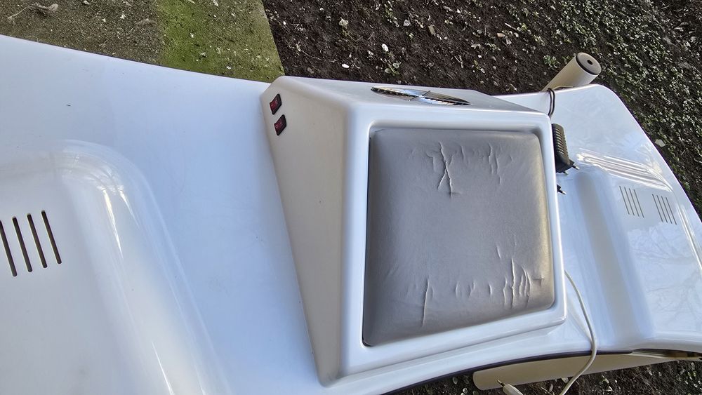 Vând masa manichiura cu aspirator și lămpi incorporate