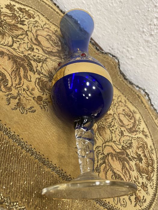 Италианска ваза изрисувана със златни бои