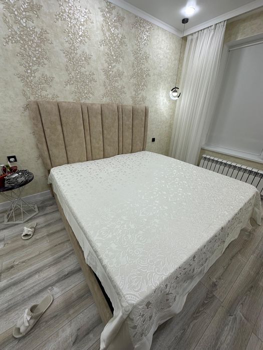 Кровать двухспальная ,шкаф для одежды