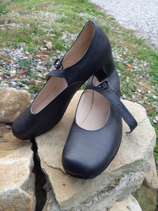 Скарпини, обувки за народни танци