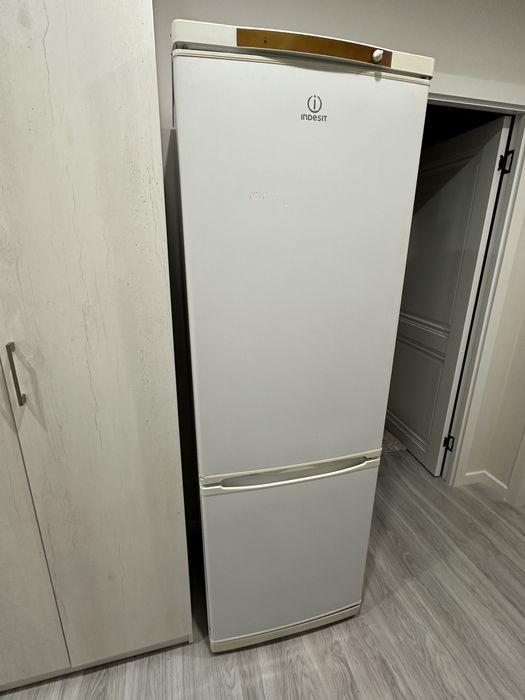 Продам холодильник Indesit