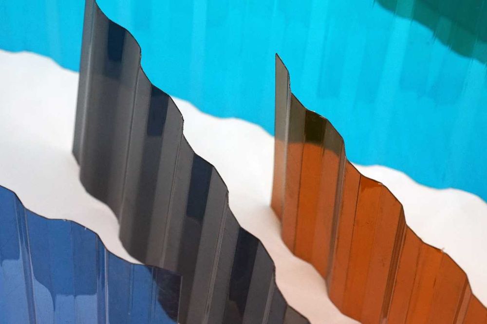 Поликарбонат профилированный, прозрачный шифер. Прозрачная кровля.