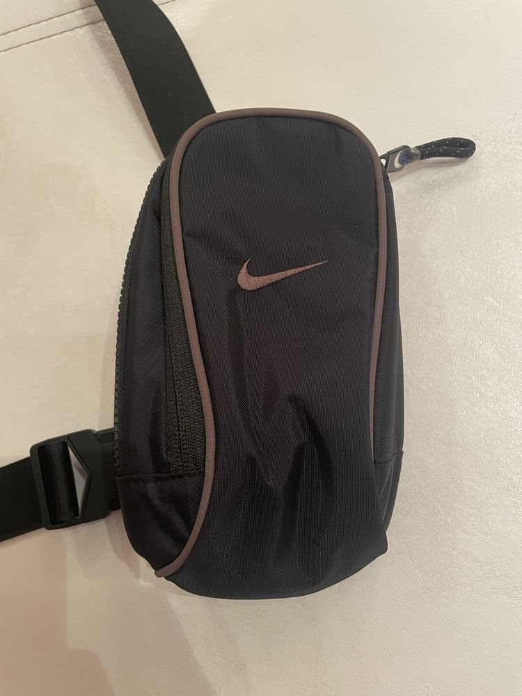 Чантичка Nike …..