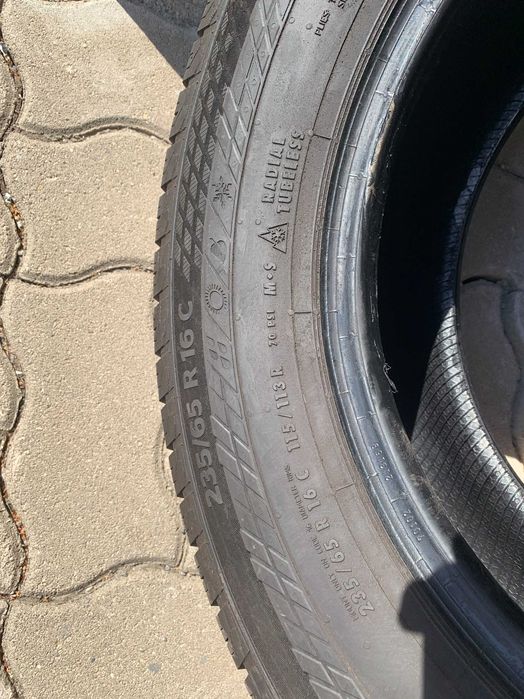 2 бусови гуми 235/65R16C Continental Van Contact 4Season