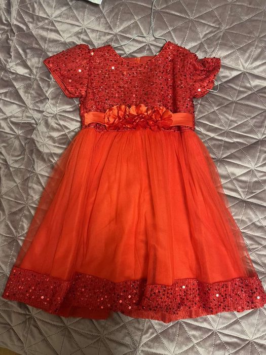 Прелестна червена рокля