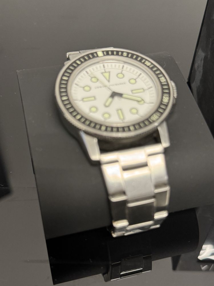 Продавам мъжки часовник Armani Exchange с метална каишка