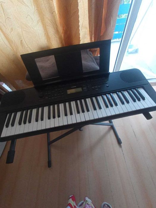Синтезатор Yamaha PSR-E360B в отлично състояние