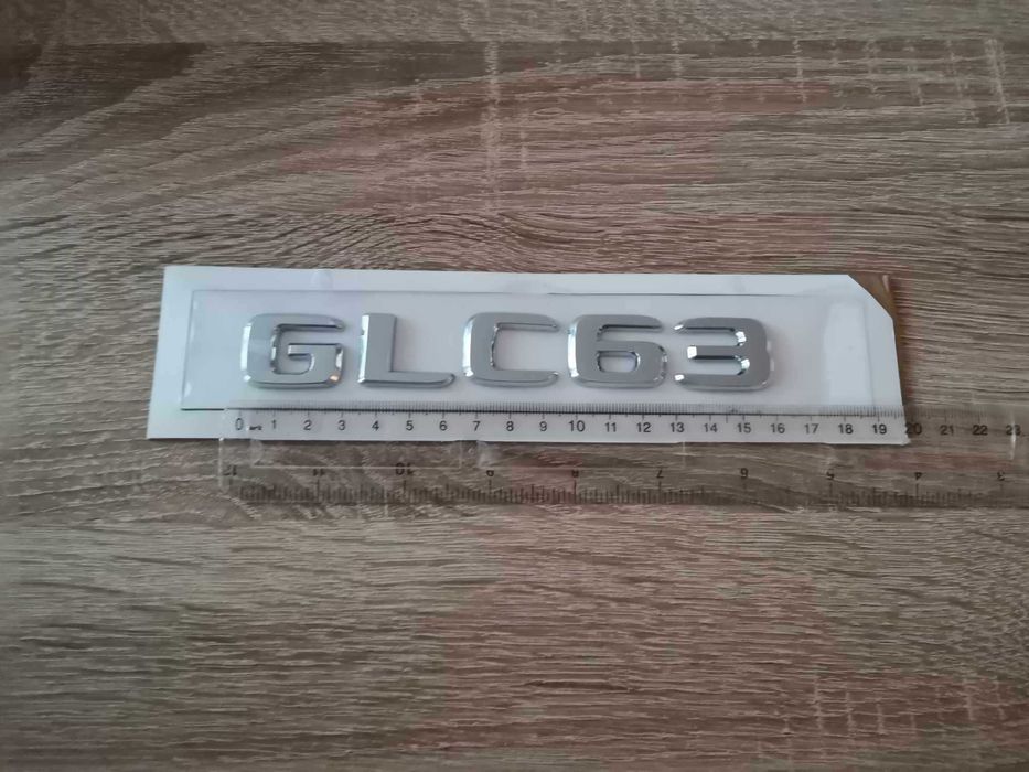 сребрист надпис Mercedes Benz GLC 63