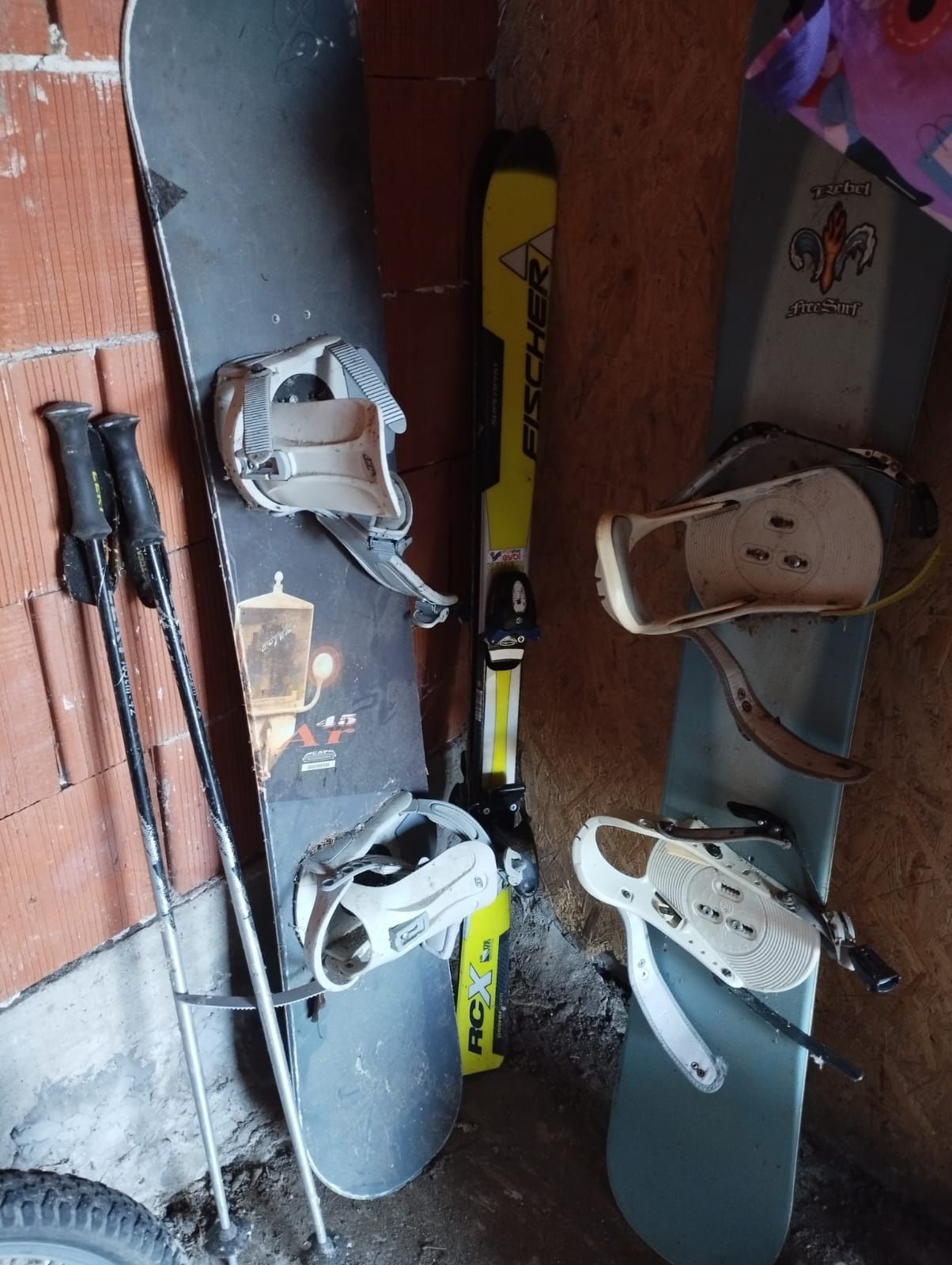 Vând snowboard și skiuri