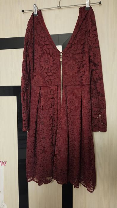 Червена дантелена рокля
