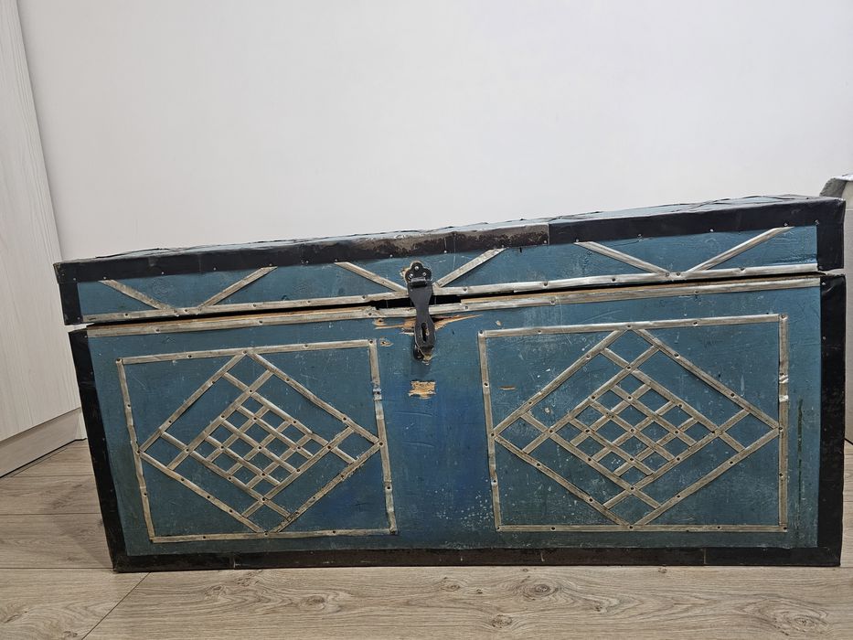 Продаётся сундук деревянный