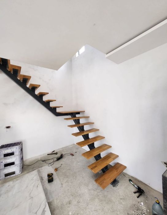 Scara metalica de interior  cu trepte fag