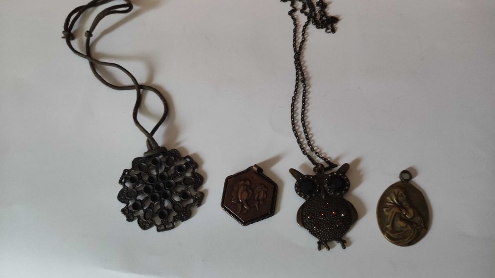 Медальони от благороден метал  по 10 лв.за брой