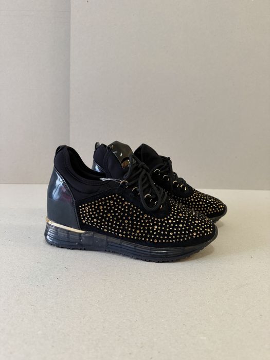 Дамски спортни обувки