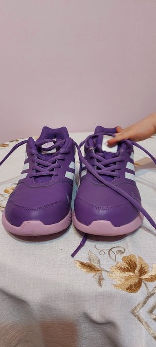 Дамски маратонки адидас. Чисто нови. С кутия.