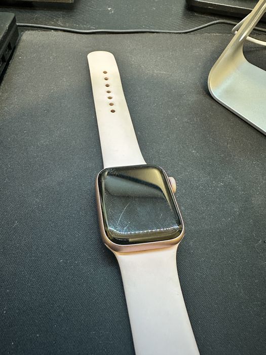 Apple watch SE 86% батерия